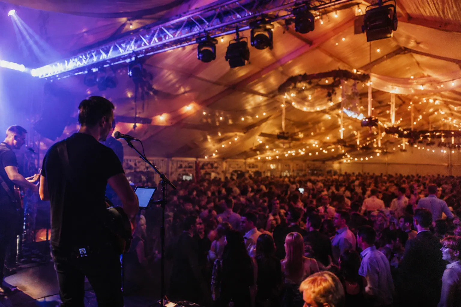 Liveband und Publikum bei einem Music-live-Auftritt